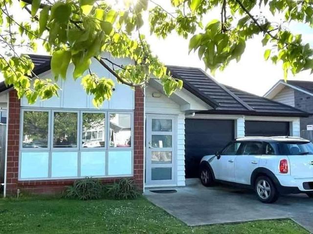 Executive Family Living: Spacious 4 Bedroom, 2 Bathroom Home