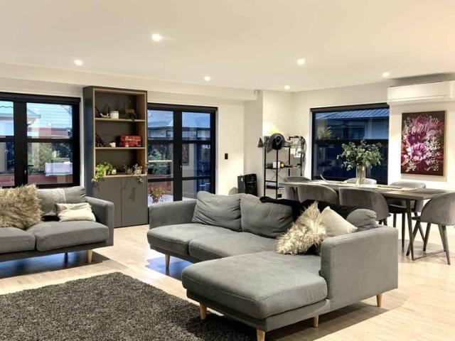 Executive Fully Furnished Spacious Townhouse in Excellent Central Location!