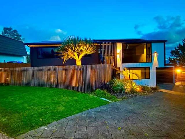 EXECUTIVE HOME, VIEWS, MODERN