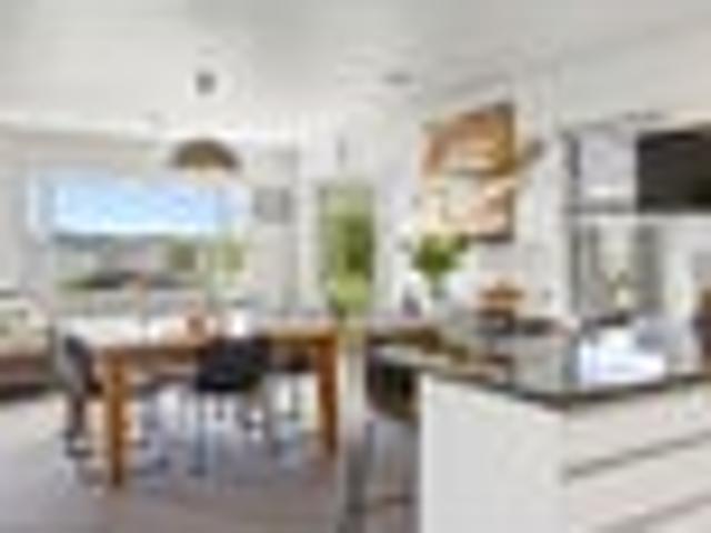 Executive lakeside living with guest accommodation