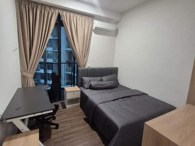 Executive level middle room