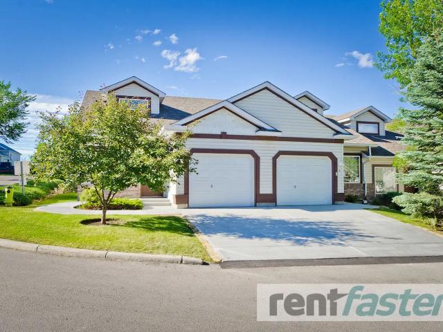 EXECUTIVE Somerset Villa with loft, a/c, Steps to LRT/Shops Wheelchair access!