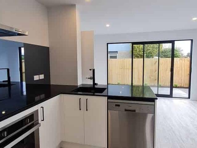 Executive Townhouse with garage close to CBD