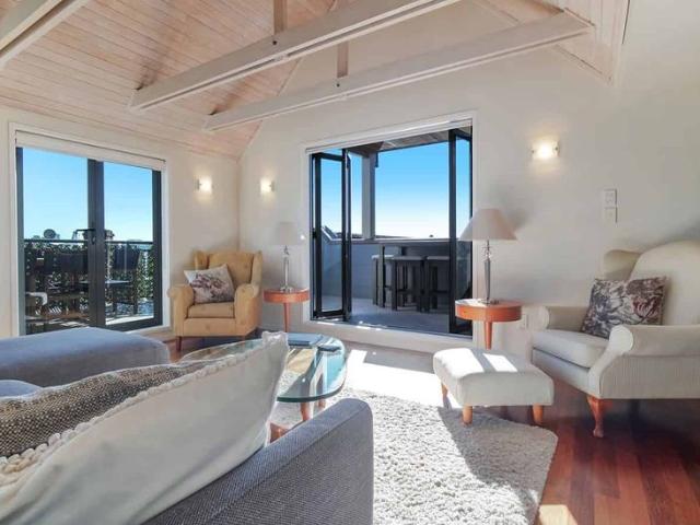 Executive Terrace Townhouse Fully Furnished or Unfurnished with Spectacular Harbour Views