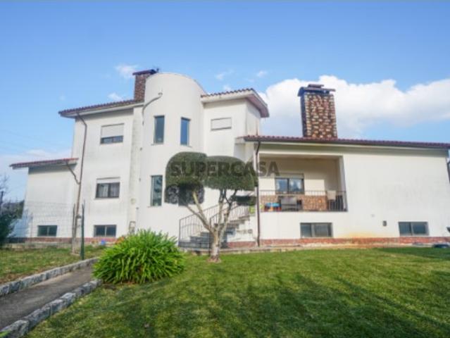 Exemplar Moradia T5, para venda em ótima localização, situada em Campos, Vila Nova De Cerveira