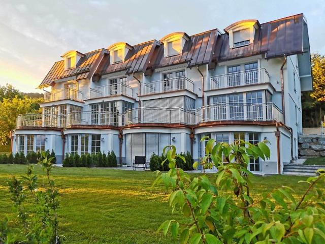 Exklu­si­ves Eck­rei­hen­haus mit Pan­ora­ma­blick