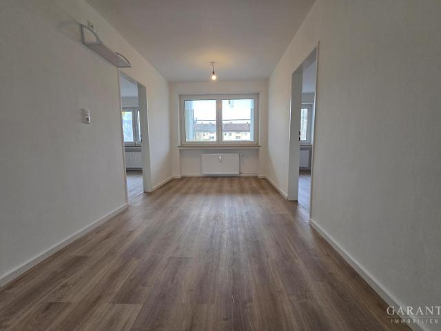 Exklusiv Wohnen in Königsbrunn Komplett renovierte 4 1/2 Zimmer Wohnung in Toplage