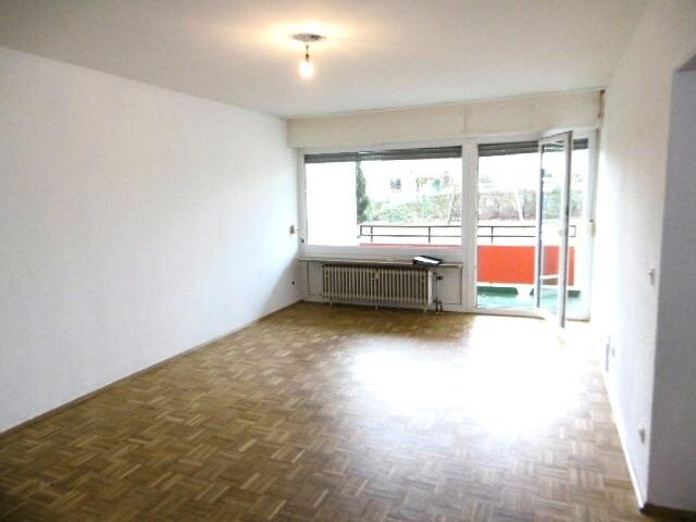EXKLUSIV ERDGESCHOSS 3 ZIMMER KFF WANNENBAD G WC PARKETT BALKON TIEFGARAGE IN HOLZHEIM / VERMIETET