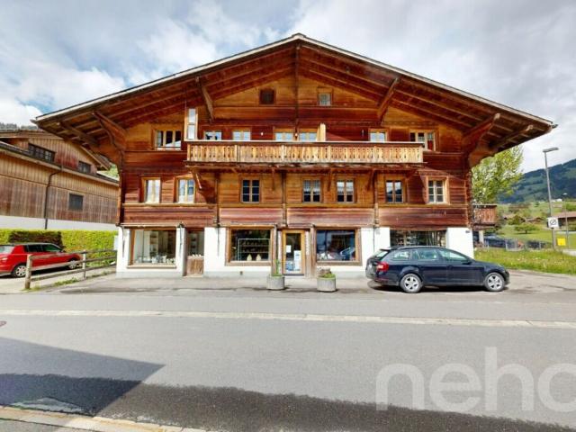 Exklusiv: Grosses Chalet für gemischte Nutzung am Dorfeingang