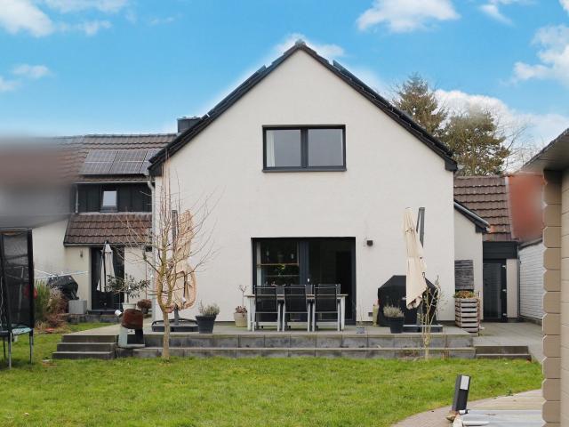 Exklusiv! Komplett saniertes ZWEI Familienhaus mit Pool und großem Garten in Neuss