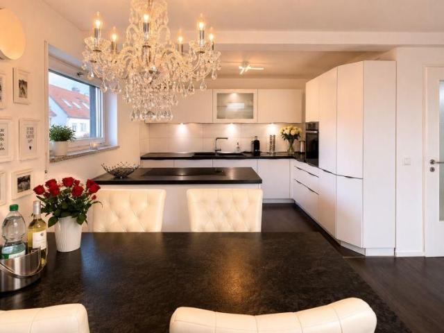 Exklusiv möblierte 4 Zimmer Wohnung | 3 Dachterrassen | Aufzug | TG Stellplatz | 1000 Mbit Internet
