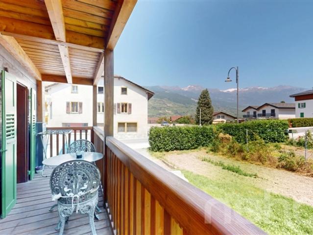 Exklusiv Renoviertes Chalet im Dorfzentrum mit 3.5 Zimmern und Studio