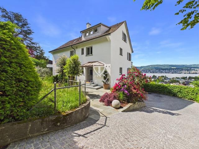 Exklusive 3.5 Zimmer Wohnung mit traumhaftem Seeblick an der Goldküste in Küsnacht