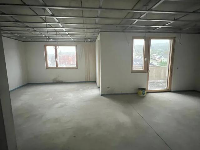 EXKLUSIVES 2,5 ZIMMER PENTHOUSE  *AUFZUG  *TIEFGARAGE * BARRIEREFREI *ERSTBEZUG