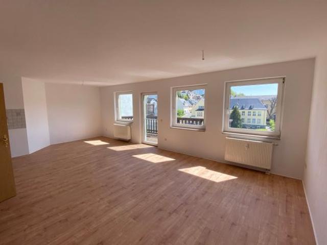 Exklusive 3 R Dachgeschosswohnung zentrumsnah mit Aufzug und Balkon!