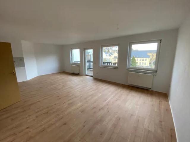 Exklusive 3 R Dachgeschosswohnung zentrumsnah mit Aufzug und Balkon!