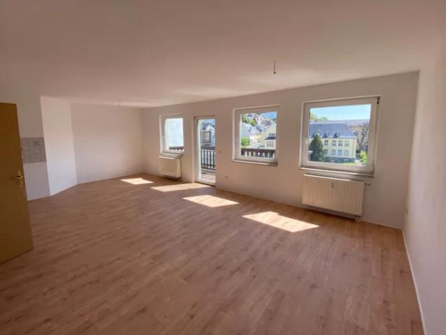 Exklusive 3 R Dachgeschosswohnung zentrumsnah mit Aufzug und Balkon!