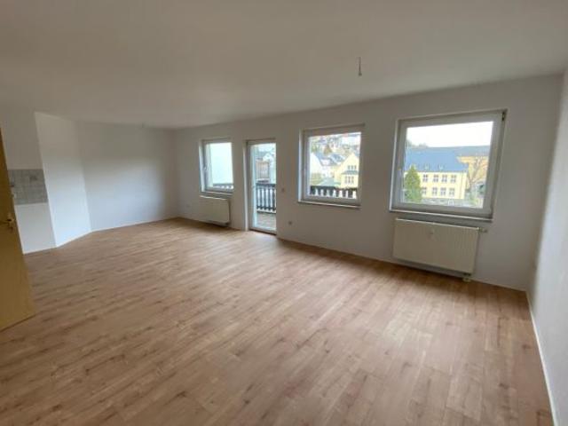 Exklusive 3 R Dachgeschosswohnung zentrumsnah mit Aufzug und Balkon!