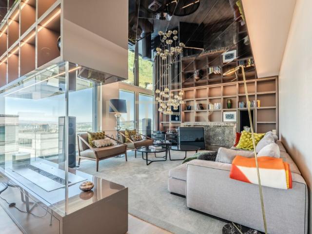Reserviert: Exklusive 4.5 Zimmer Terrassenwohnung mit direktem Liftzugang und See, Berg und Stadtsicht in Zug