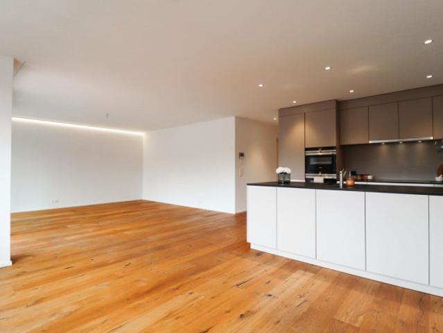 Exklusive 4.5 Zimmer Wohnung mit Aussicht & zahlreichen Garagenplätzen