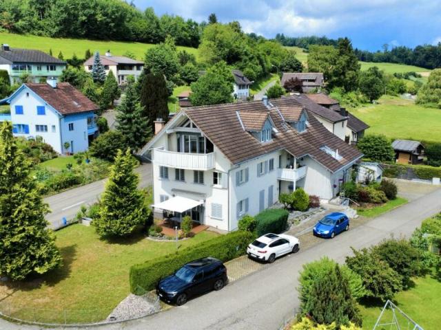 Exklusive 4.5 Zimmer Wohnung mit Bergsicht & direktem Liftzugang