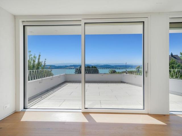 Exklusive 4.5 Zimmer Neubau Terrassenwohnung mit atemberaubender Weitsicht über den Murtensee