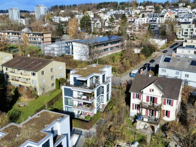 Exklusive 4.5 Zimmerwohnung an privilegierter Lage in Zürich Höngg