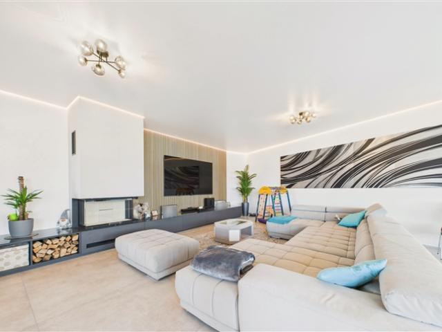 Exklusive 5.5 Zimmer Neubau Wohnung mit Kamin, Sauna und Seeblick in Bottighofen