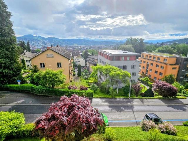 Exklusive 5.5 Zimmerwohnung mit Aussicht auf Stadt, See und Berge