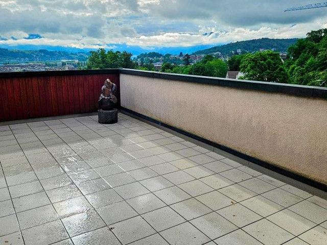 Exklusive 5.5 Zimmerwohnung mit Aussicht auf Stadt, See und Berge