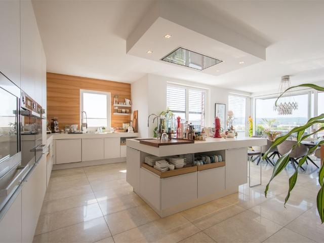 Exklusive 5 Zimmer Penthouse Wohnung, 2 Sonnenterrassen und 255 m² Wfl. in F Riedberg