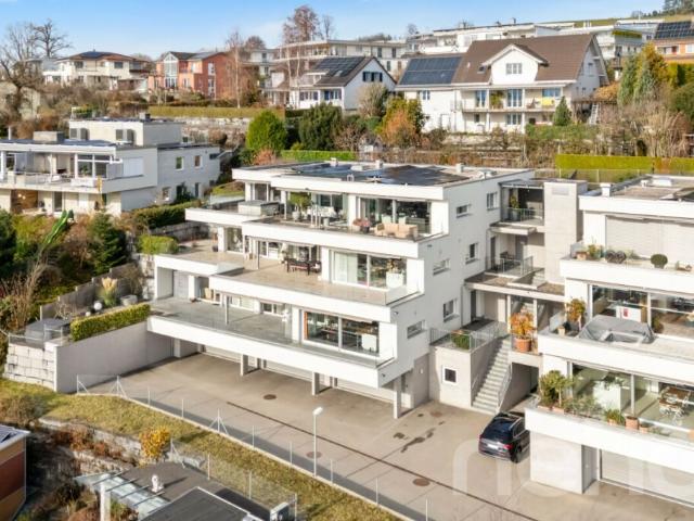 Exklusive Attika Terrassenwohnung in Wil Ruhe, Stil und Weitblick