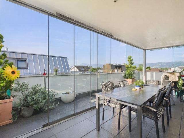 Exklusive Attikawohnung mit 40 m² Dachterrasse & Wintergarten Privatsphäre, Komfort in Widnau