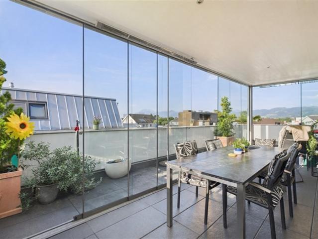 Exklusive Attikawohnung mit 40 m² Dachterrasse & Wintergarten Privatsphäre, Komfort in Widnau