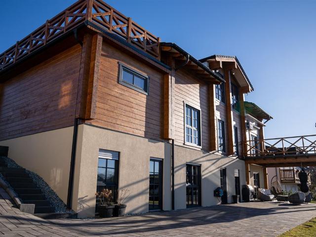 Exklusive Blockhaus Villa mit Einliegerwohnung, Galerie, Kamin und Fernblick