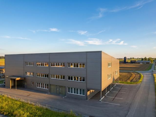 EXKLUSIVE GEWERBELIEGENSCHAFT MIT MODERNER HOLZ HYBRID ARCHITEKTUR