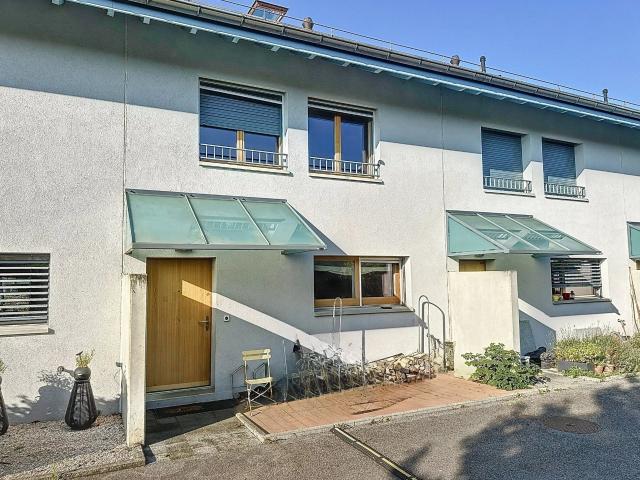 Hübsche angrenzende Villa mit 4 Schlafzimmern