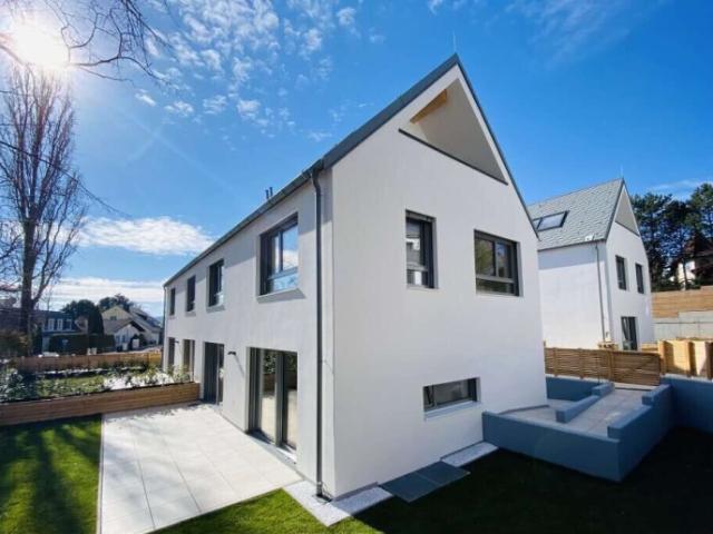 Exklusive doppelhaushälfte mit garten und keller in traumhafter lage!