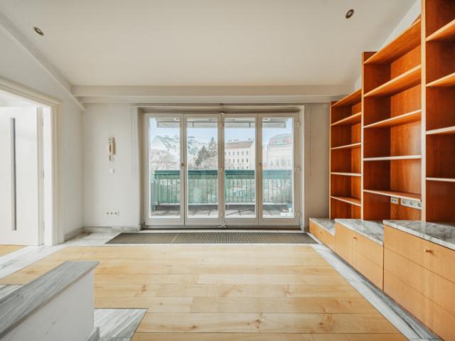 Exklusive dachgeschosswohnung in bestlage des 9ten bezirks mit blick auf palais liechtenstein