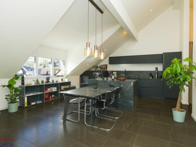 Exklusive Dachwohnung mit Balkon modern & neuwertig
