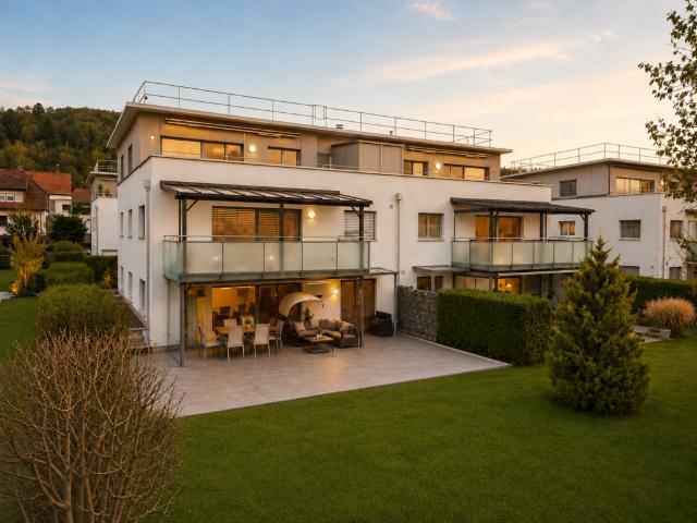 Exklusive Dachwohnung mit grosser Terrasse und Sicht auf den Golfplatz