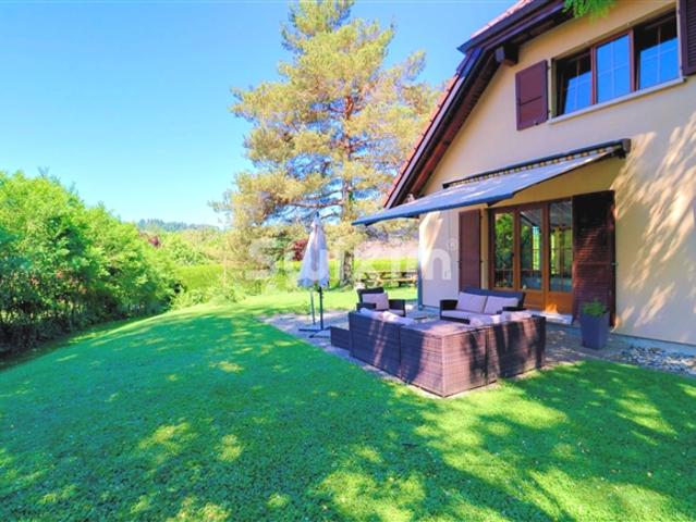 EXKLUSIVE EINZELVILLA. 900 m² grüne Oase in Châtillens