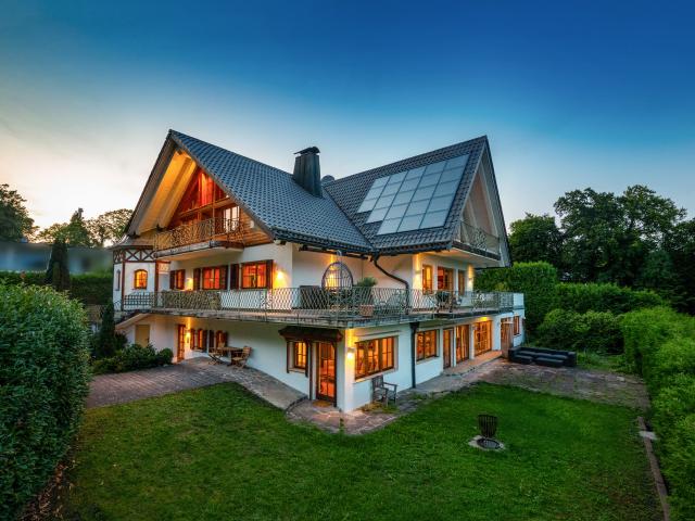 Exklusive Landhaus Villa in malerischer Landschaft zwischen See und Golfplatz