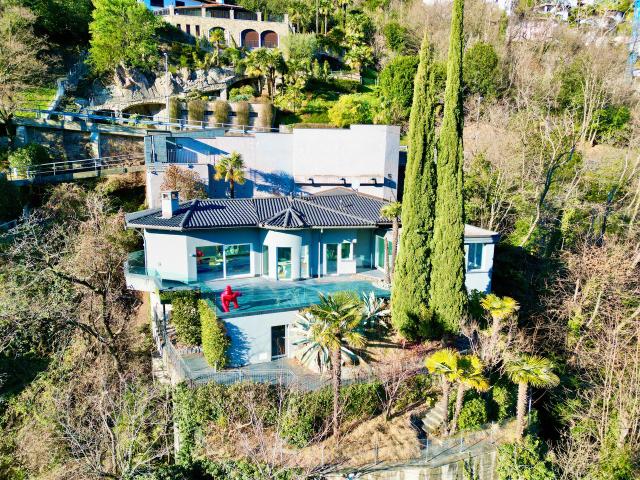 Exklusive Luxusvilla mit Innenpool und Seeblick