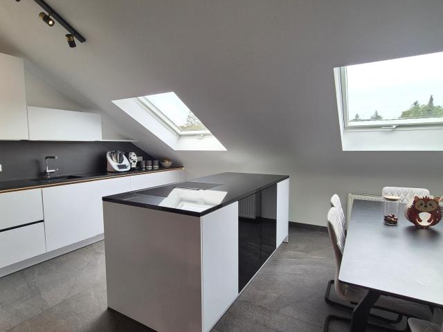Exklusive Maisonette für Paare & Familien: Kernsanierter Wohntraum mit Smart Home, Design Küche & idyllischem Grünblick