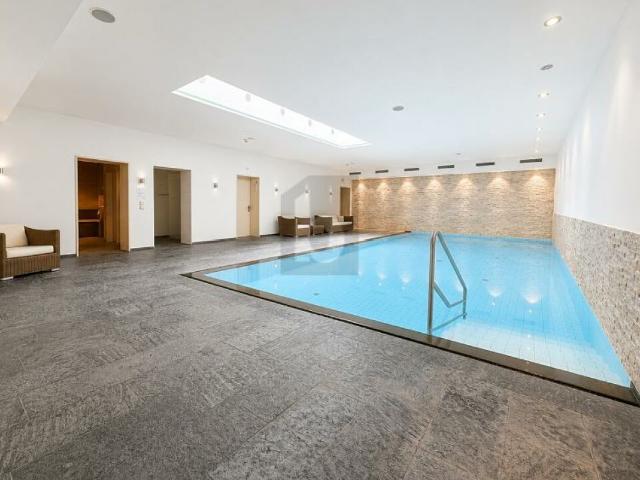 EXKLUSIVE, NAHE AM RHEIN UND KUNSTMUSEUM MIT POOL
