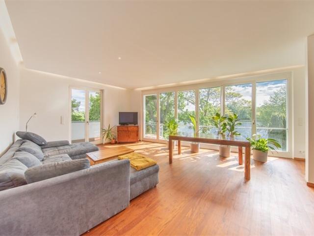 EXKLUSIVE SEE TERRASSEN ARCHITEKTENWOHNUNG AM WASSER mit Bootssteg