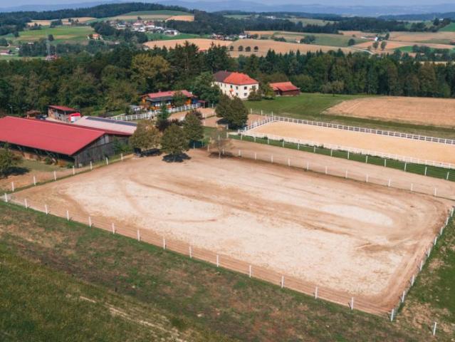 Exklusive Reitanlage mit laufendem Einstellbetrieb in idyllischer Lage
