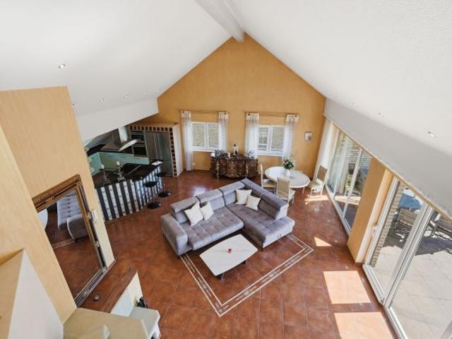 Sie suchen das Besondere? Großzügige Maisonette ETW mit Dachterrasse auf der Glessener Höhe!
