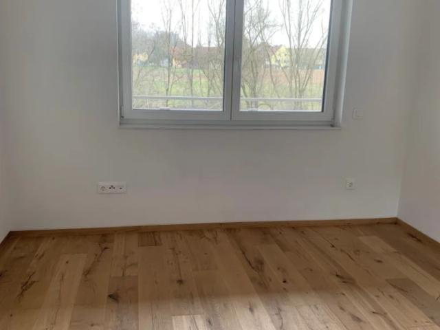 Exklusive, teilmöblierte 3 Zimmer Wohnung mit Dachterrasse und Garage
